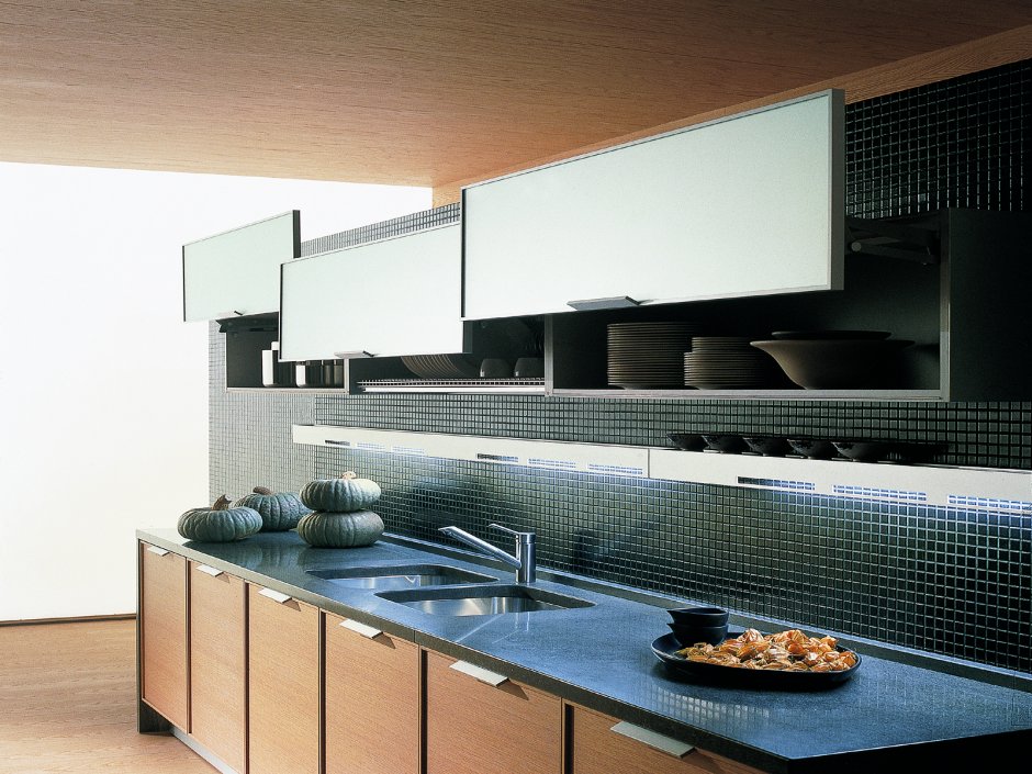 Кухня с горизонтальными навесными шкафами