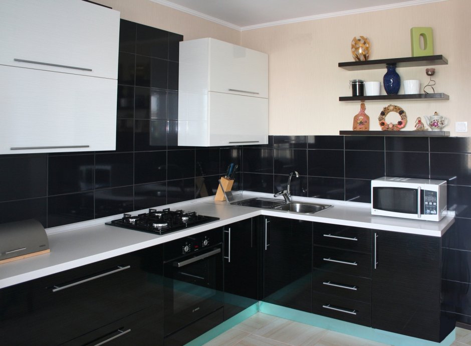 Черно белая матовая угловая кухня