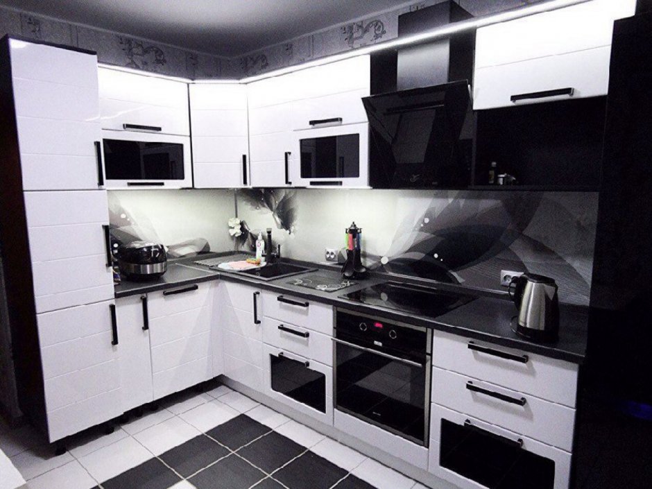 Кухня угловая черная с белым