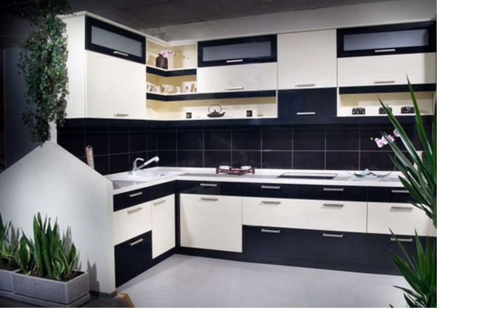 Угловая кухня в черно белых цветах