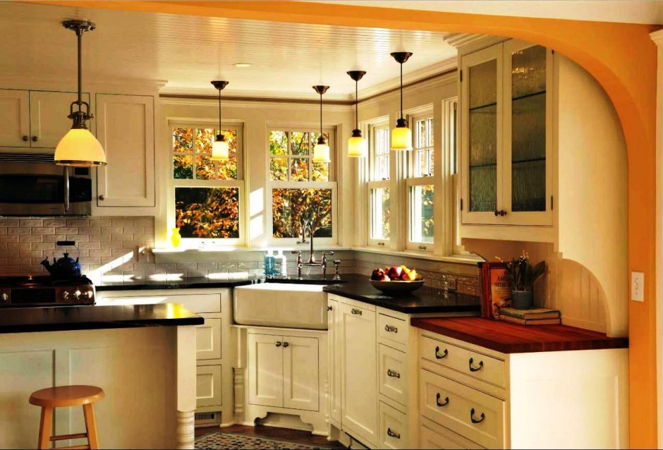 Кухонный гарнитур для большой кухни с окном