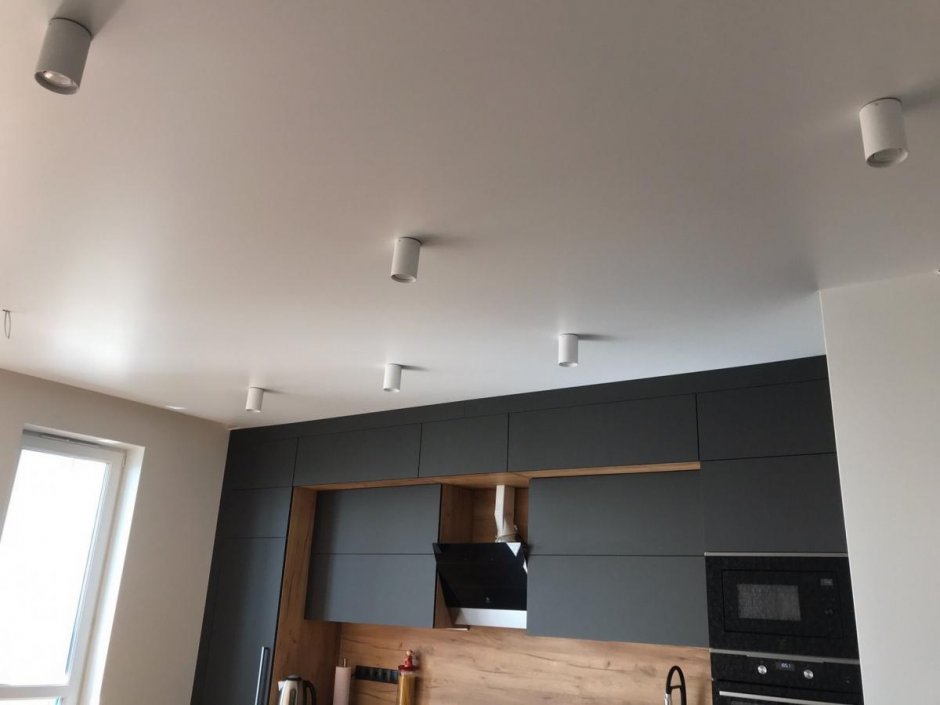 Серый матовый натяжной потолок в кухне фото