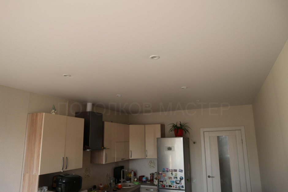 Белый матовый натяжной потолок на кухне