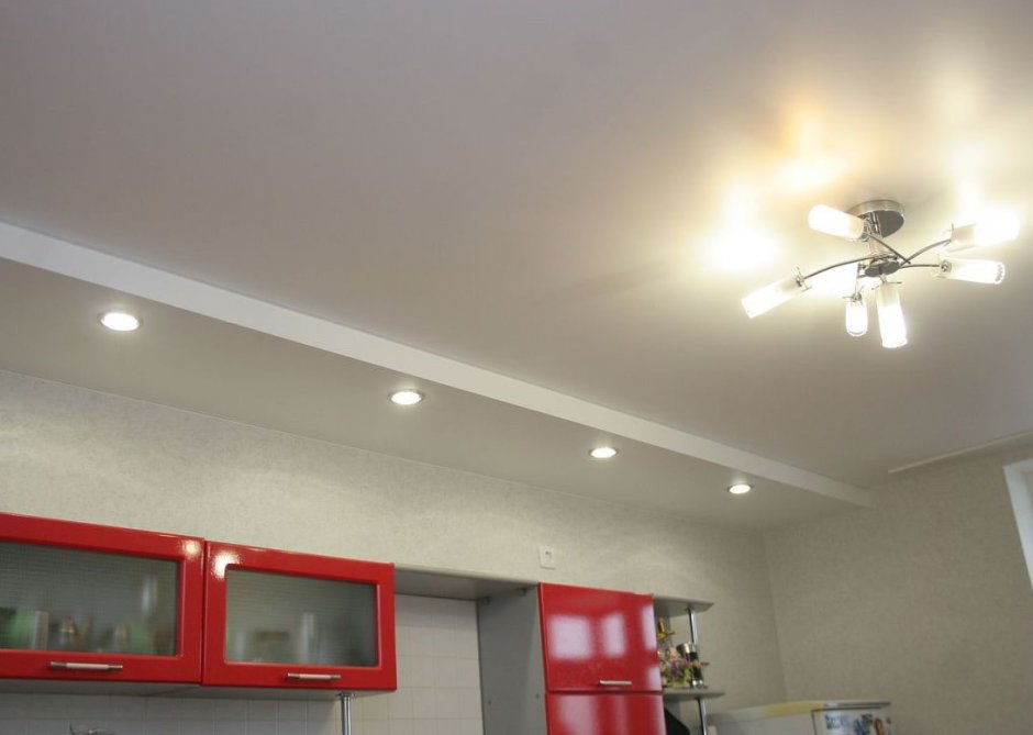 Светящийся натяжной потолок на кухне