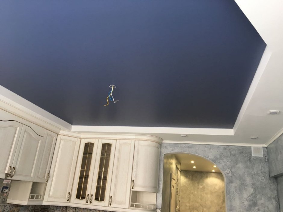 Голубой натяжной потолок на кухне матовый