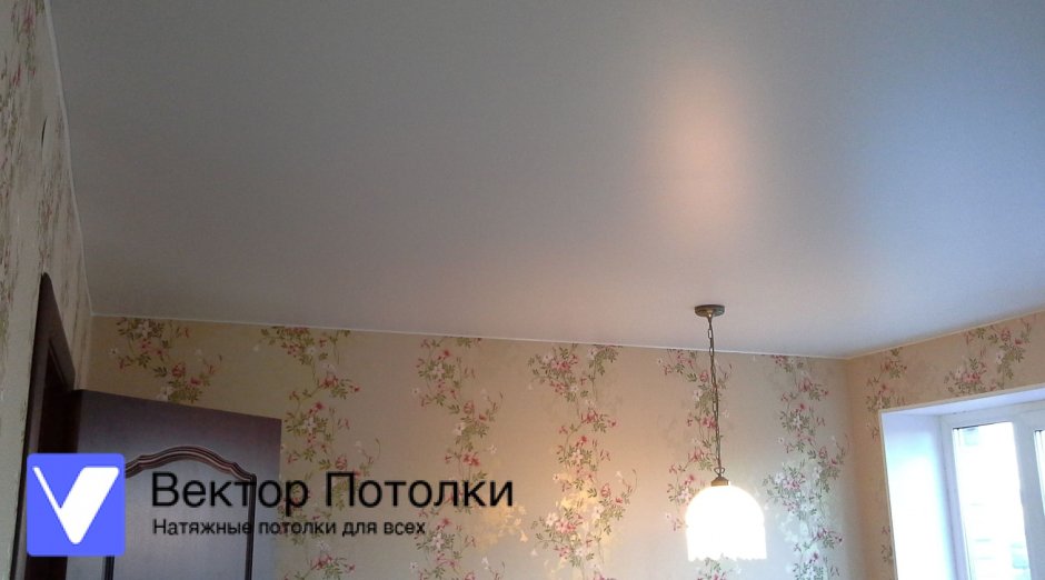 Сатиновый натяжной потолок на кухне