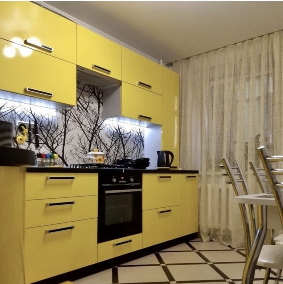 Кухонный гарнитур под желтые стены