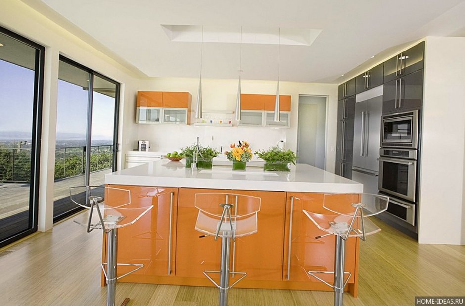 Кухня бело-оранжевая с островом