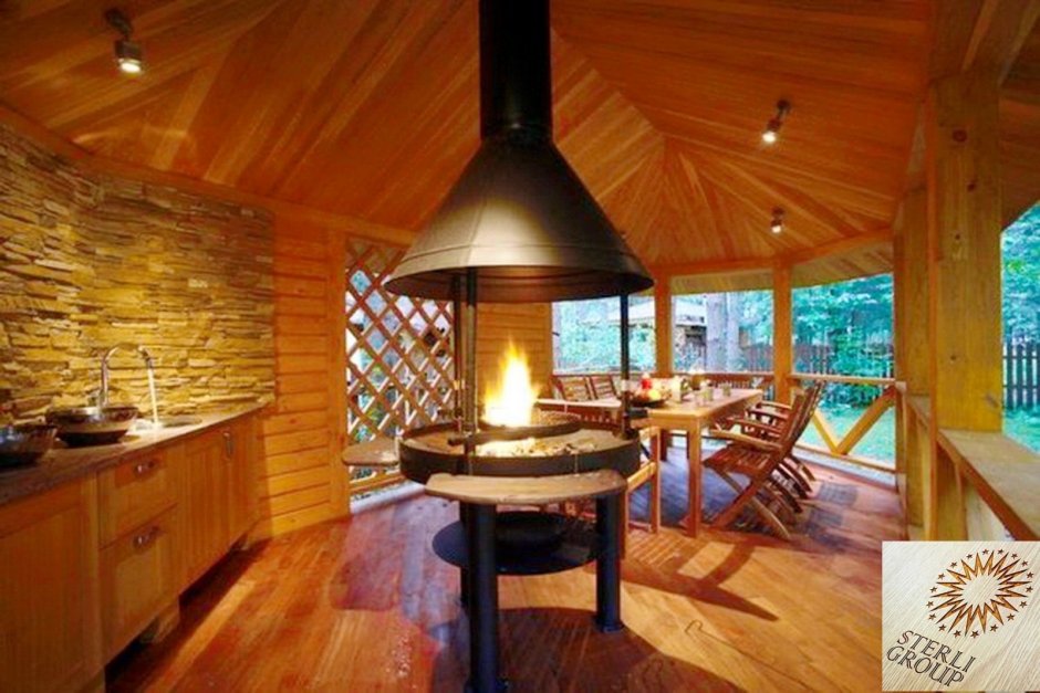 Летняя кухня с большими окнами