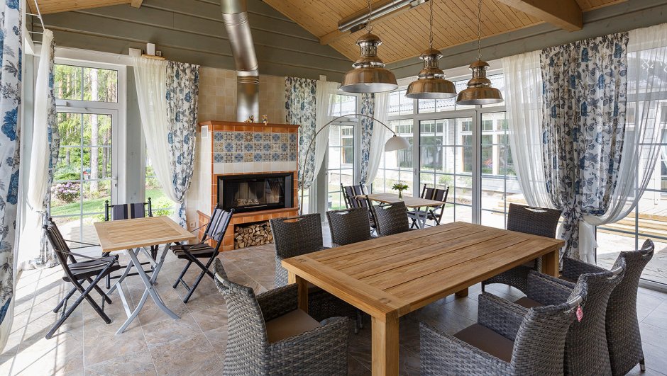 Планировка большой кухни-столовой