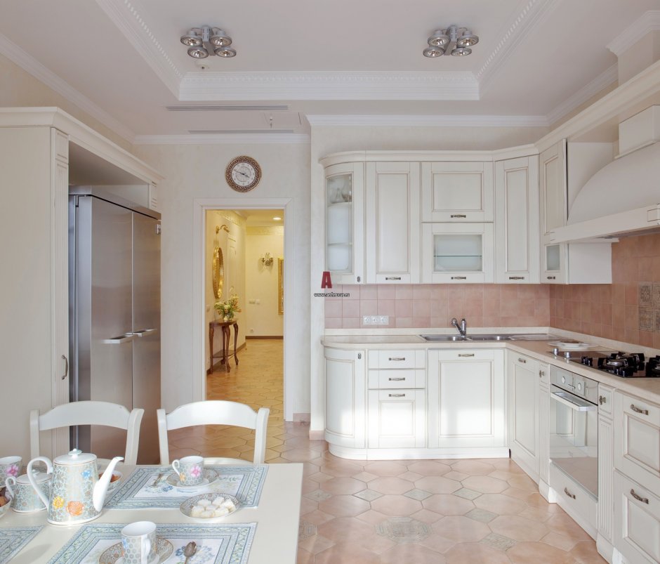 Белая кухня в классическом стиле до потолка