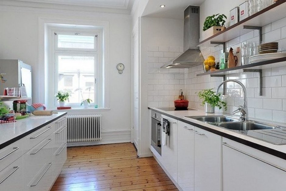 Кухня в скандинавском стиле белая без верхних шкафов