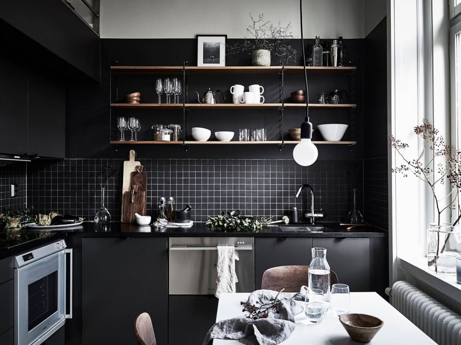 Черная кухня в скандинавском стиле