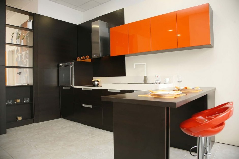 Современная кухня с оранжевым цветом
