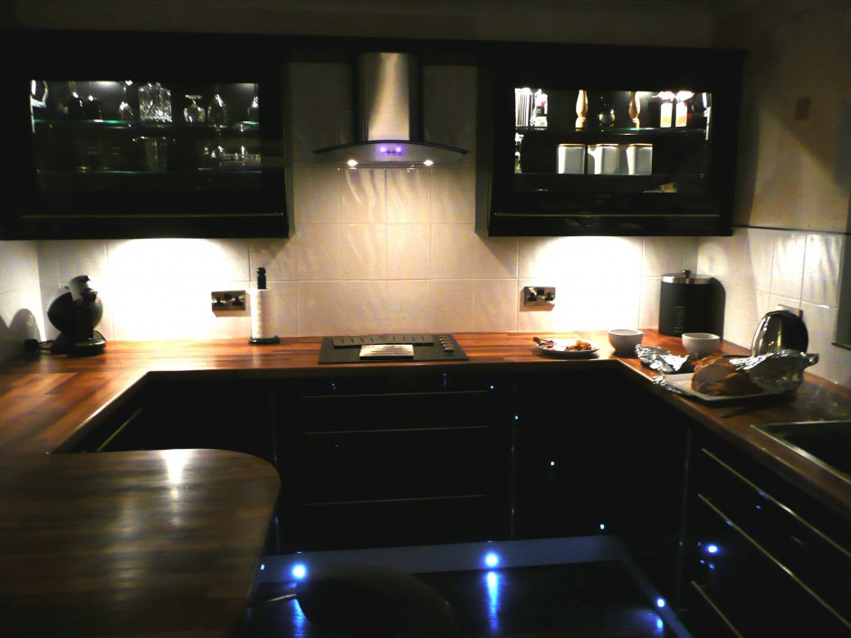 Черная глянцевая кухня с подсветкой