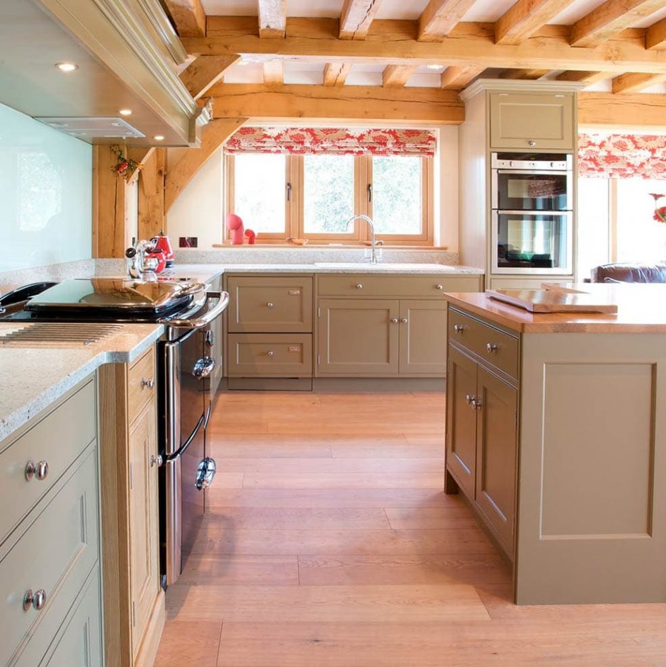 Кухня с деревянными полами