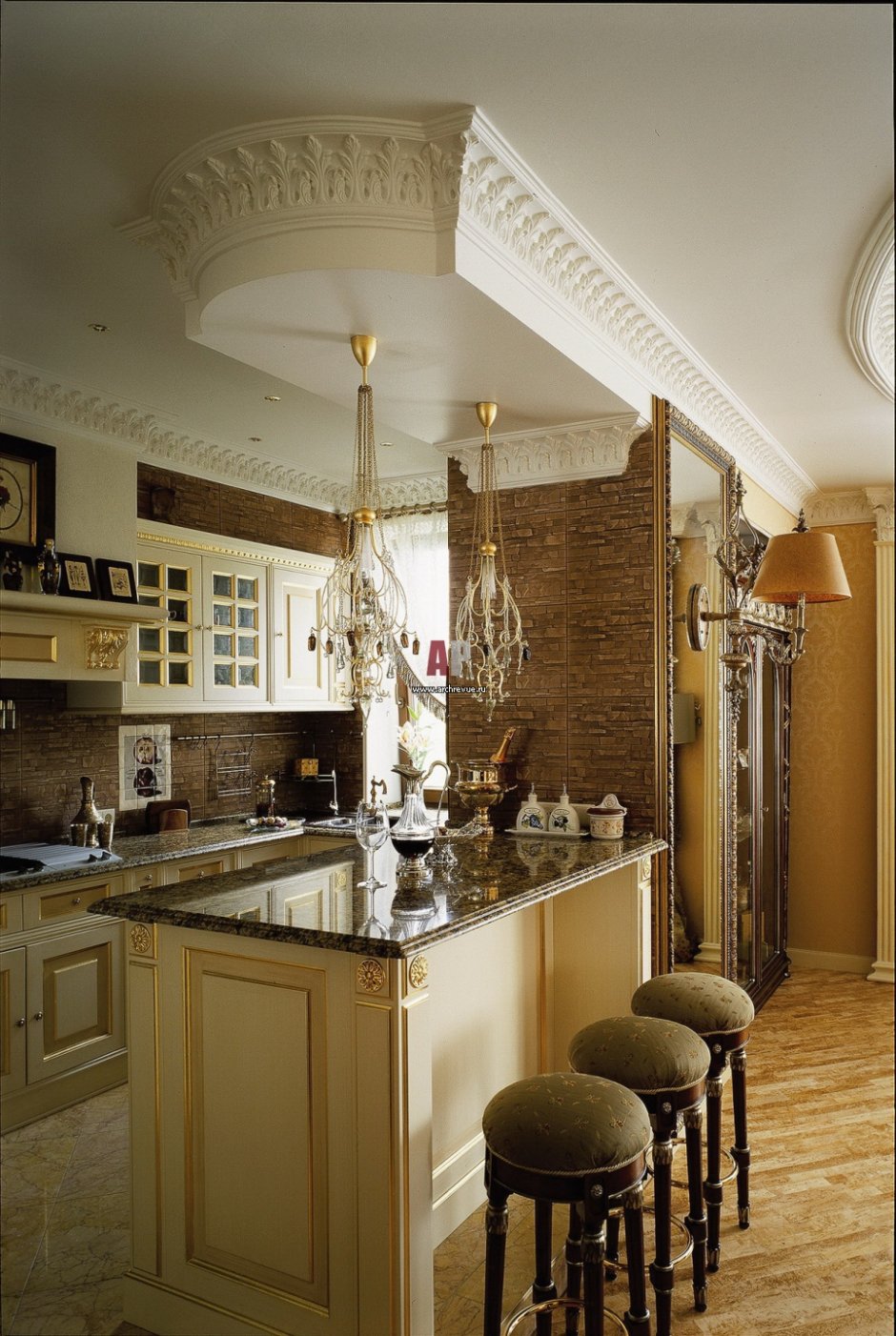 Кухня в классическом стиле с барной стойкой