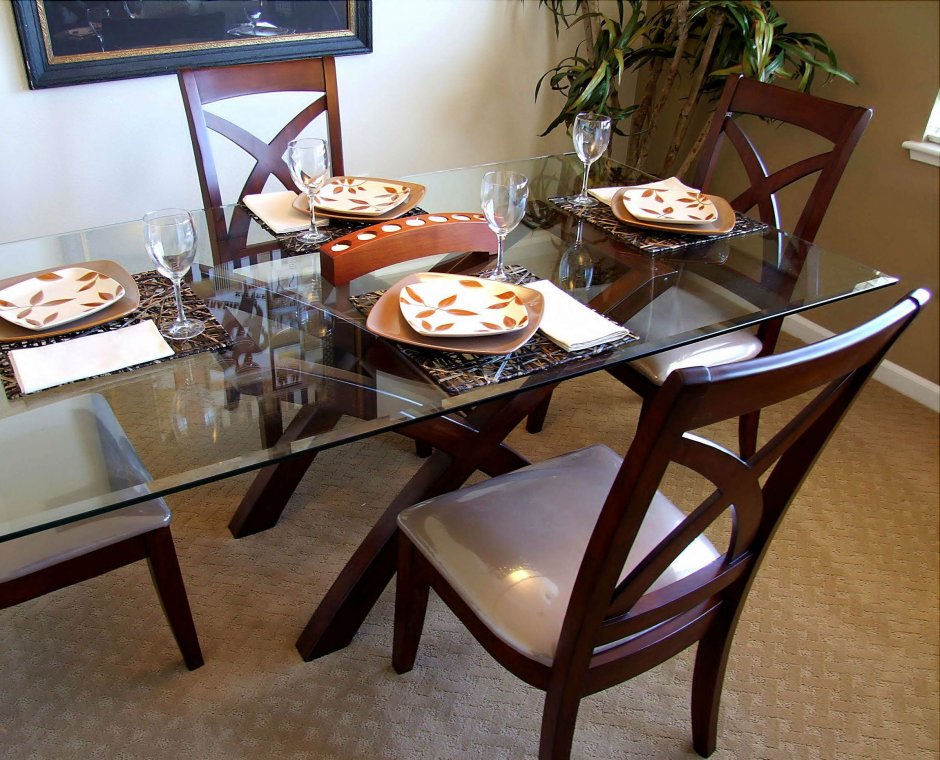 Красивый стол с коричневым стеклом на кухню