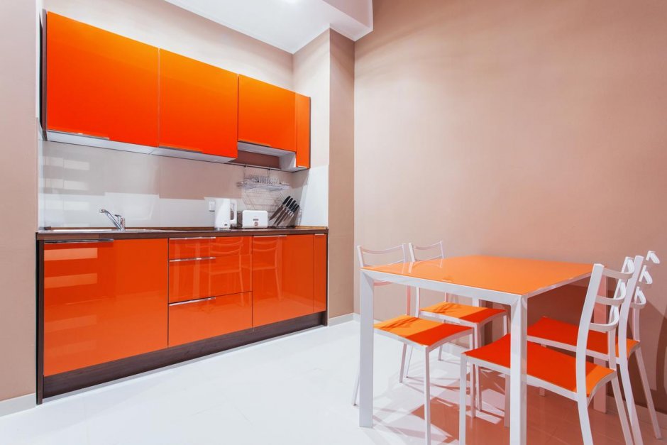 Интерьер на кухне в оранжевых и бежевых тонах