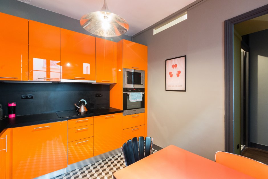 Оранжевый цвет в интерьере кухни