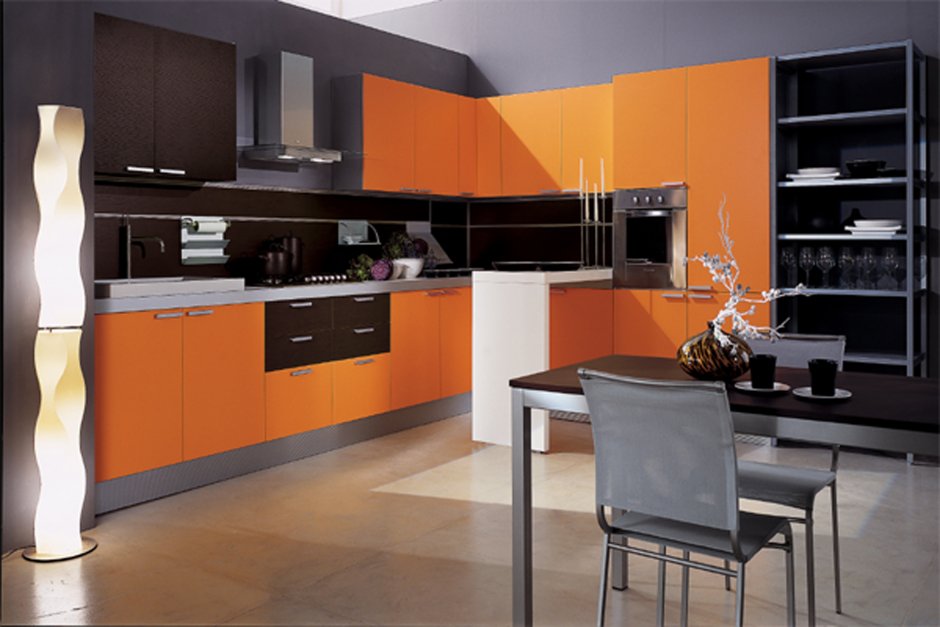 Кухня в черно оранжевых тонах