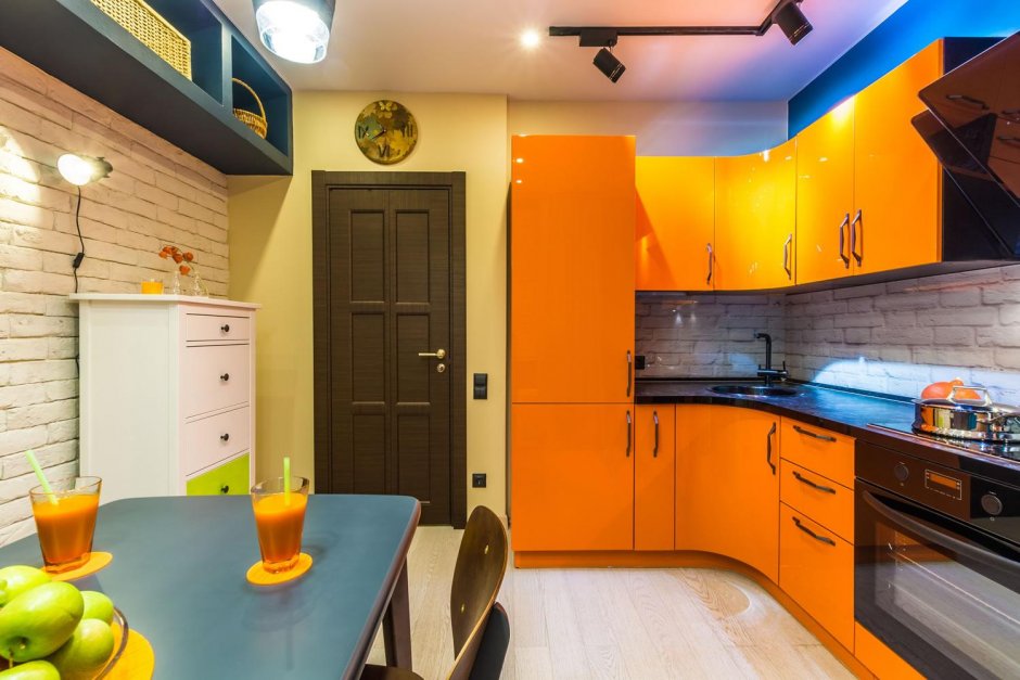 Жёлтый с оранжевым цветом в интерьере кухни