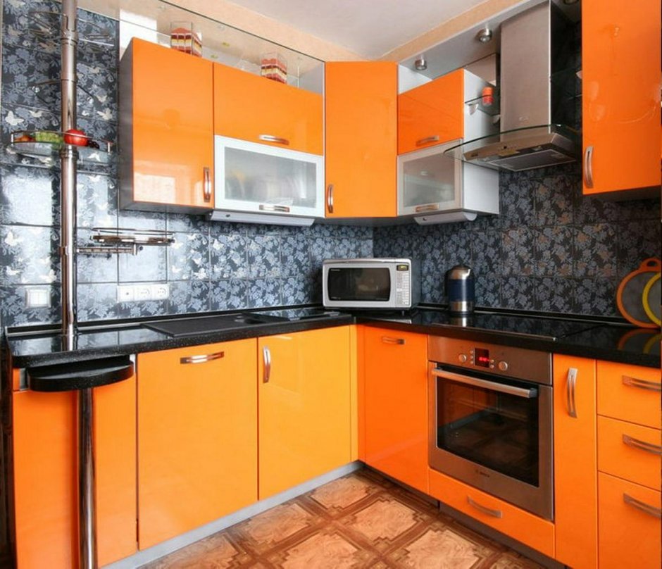 Оранжевая угловая кухня