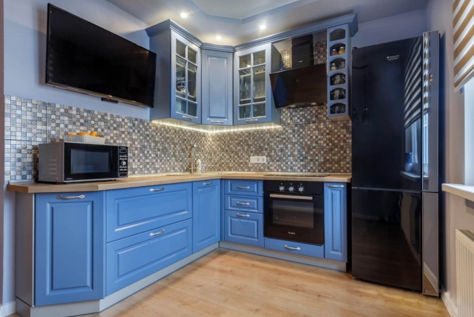 Синяя кухня угловая и телевизор