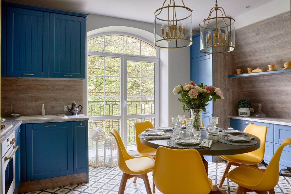 Дизайнерская желто-синяя кухня