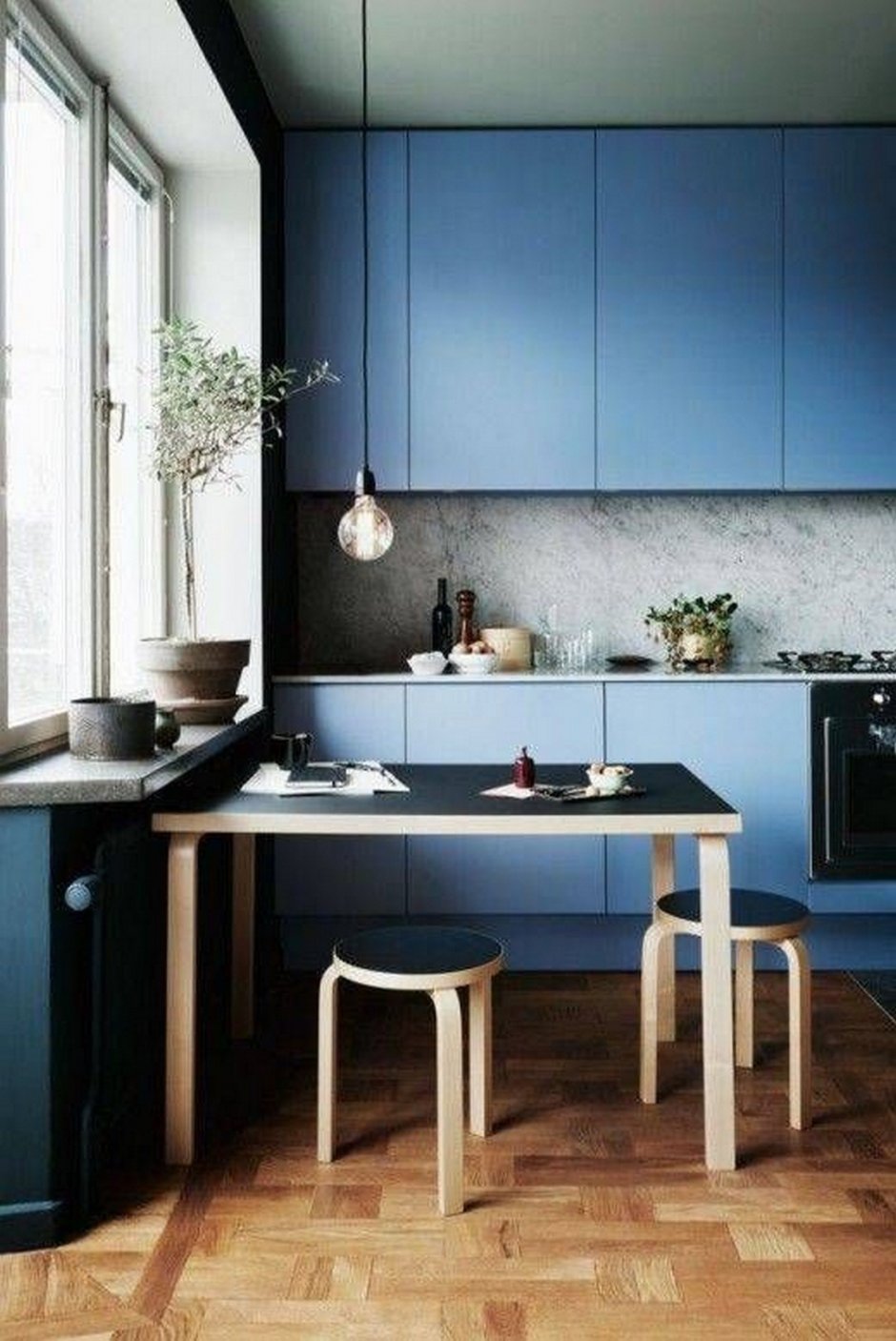 Интерьер загородного дома кухонный стол синяя
