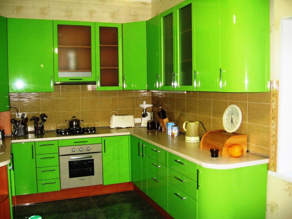 Угловые кухонные гарнитуры в зелёном цвете