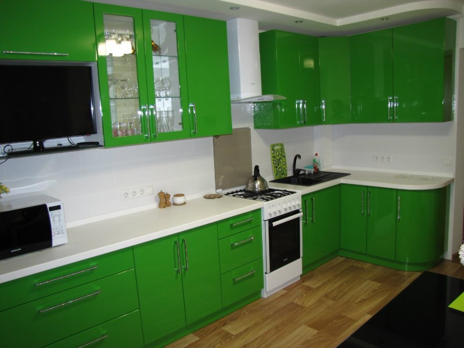 Зеленая встроенная кухня