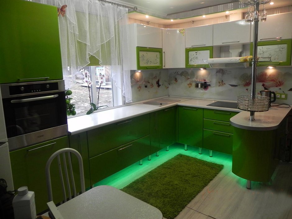 Зеленая подсветка на кухне