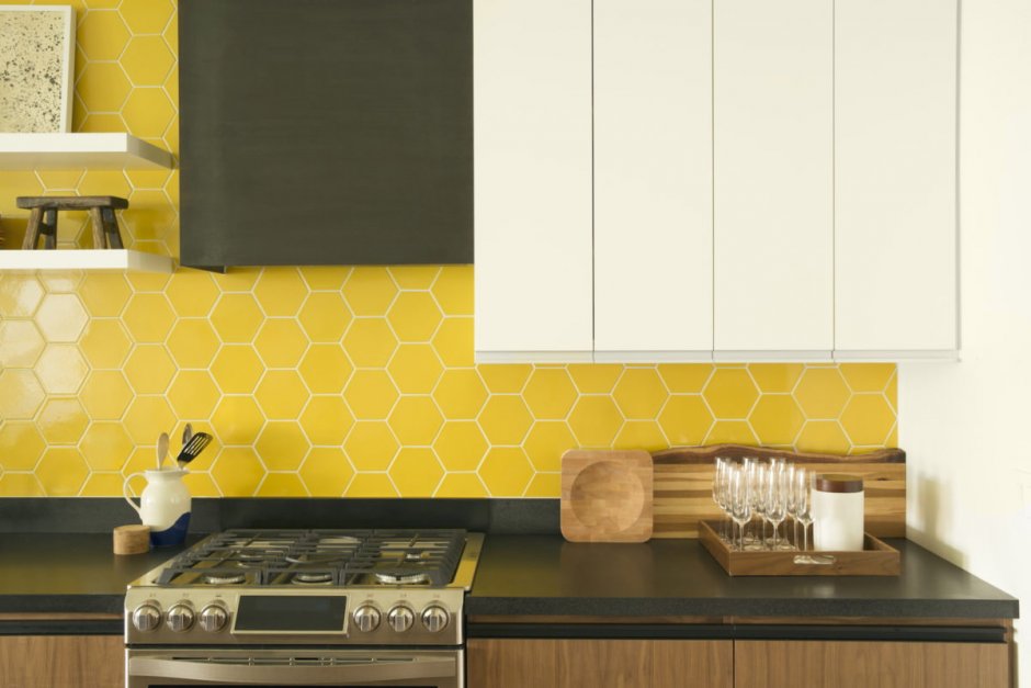 Желтая плитка для кухни на фартук