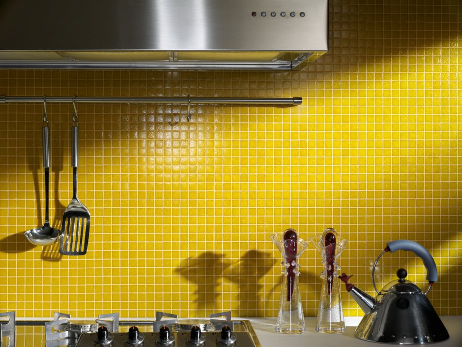 Желтый фартук для кухни из плитки
