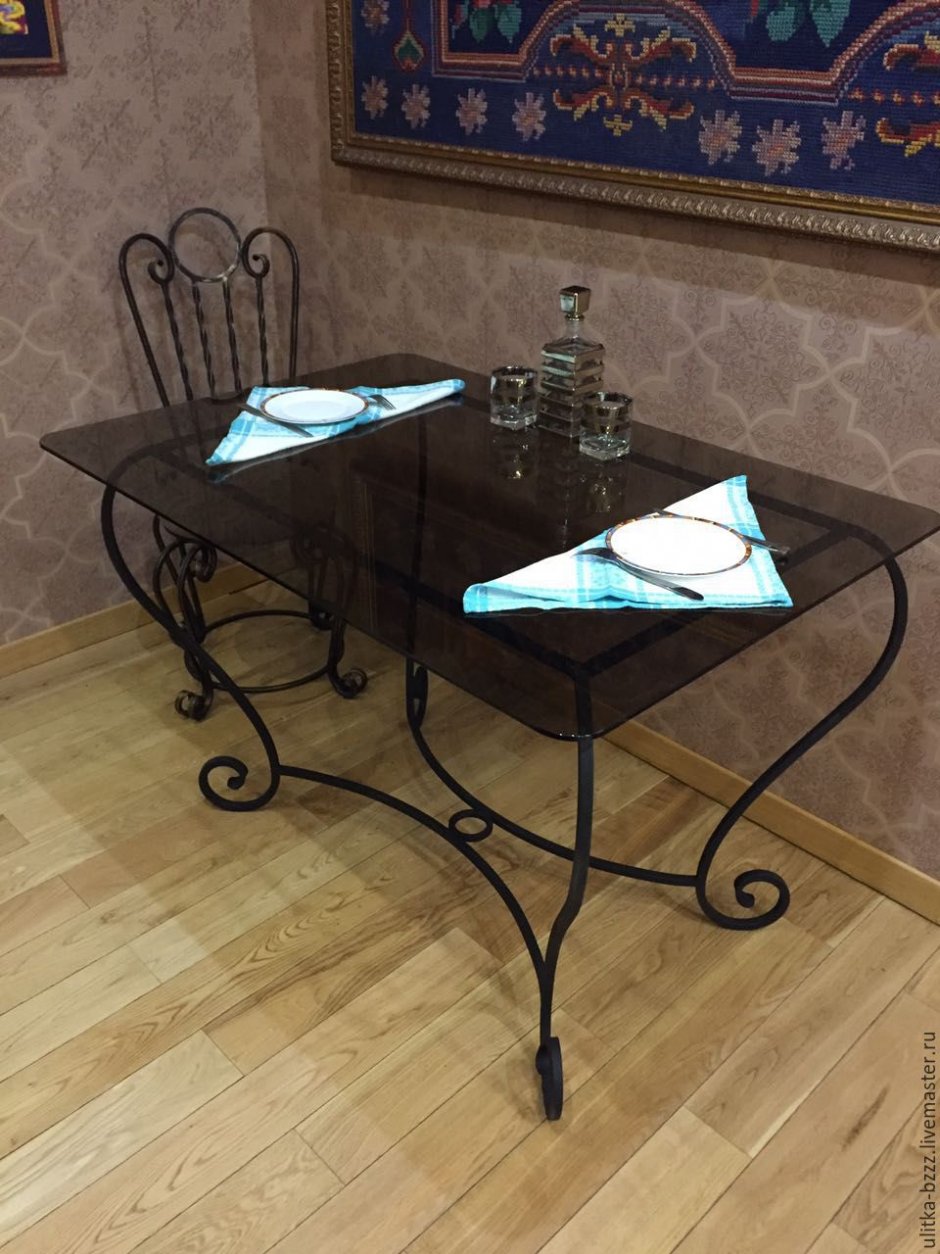 Кованые столы со стеклом