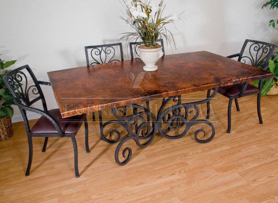 Кованый стол с деревянной столешницей для кухни