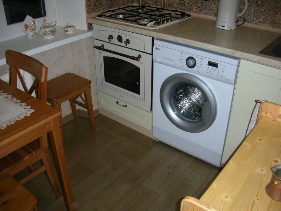 Стиральная машинка на маленькой кухне