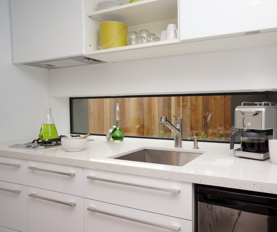 Кухонные гарнитуры с белой варочной панелью