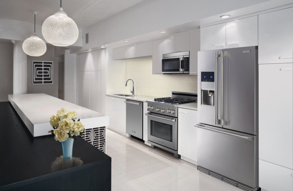Белая кухня с серым холодильником (34 фото)