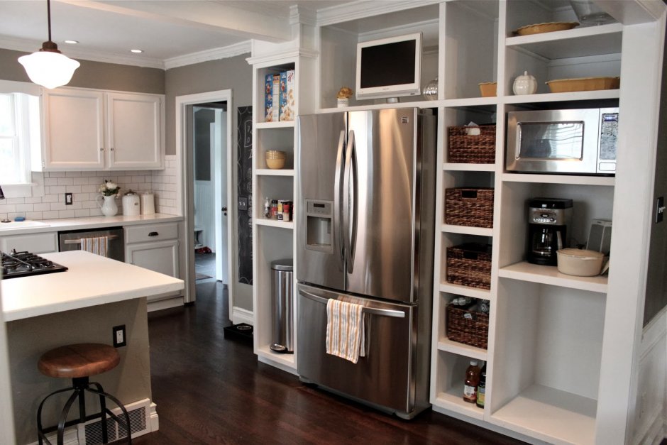 Холодильник в интерьере кухни гостиной