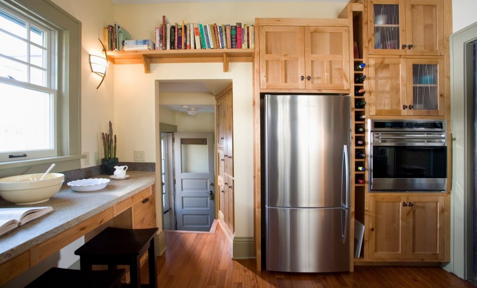 Отдельностоящий холодильник на кухне