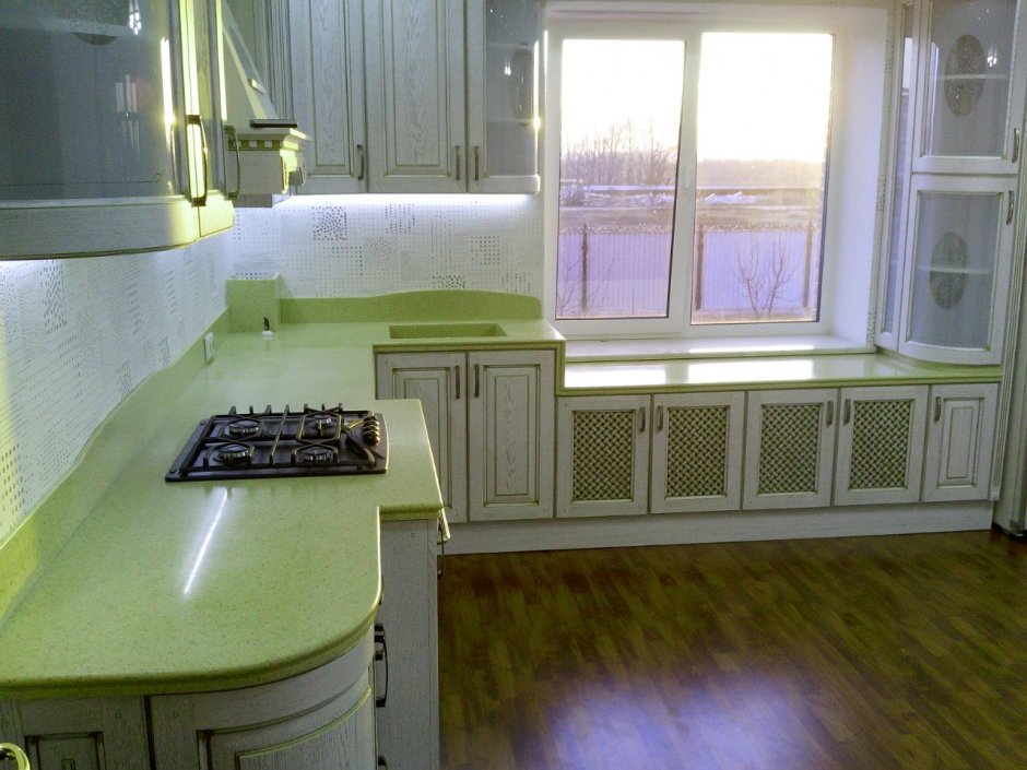 Кухонный гарнитур со столешницей под окном
