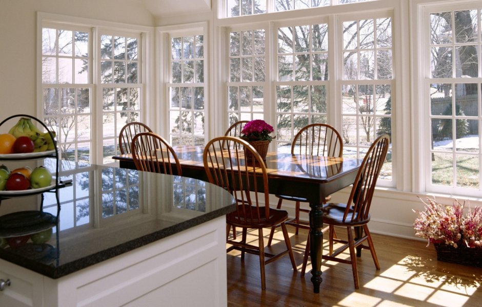 Столовая с панорамными окнами в частном доме