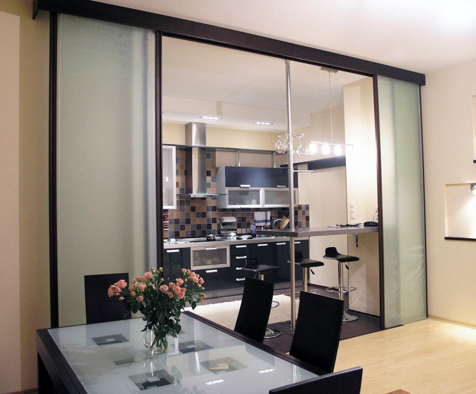 Раздвижная стеклянная перегородка между кухней и гостиной
