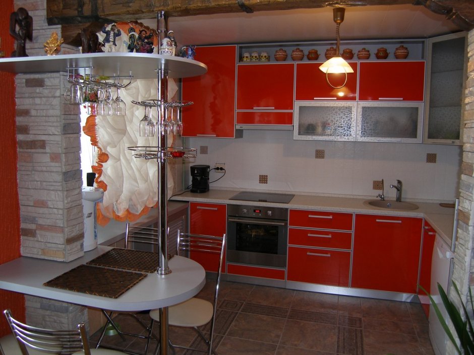 Кухня с красным гарнитуром с барной стойкой