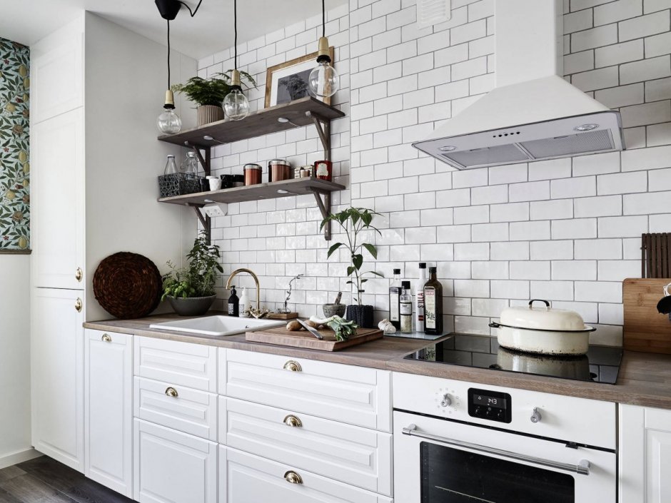 Кухня с белой плиткой на стене
