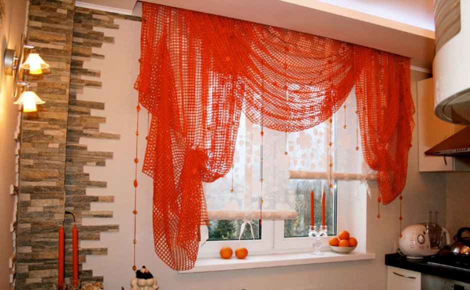 Оранжевые шторы в интерьере кухни