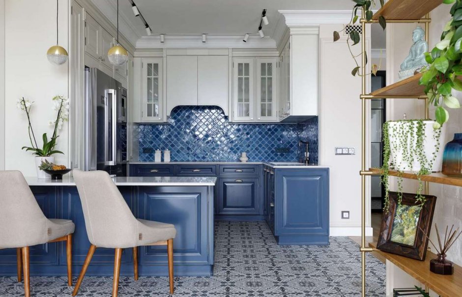 П-образная синяя кухня гостинная