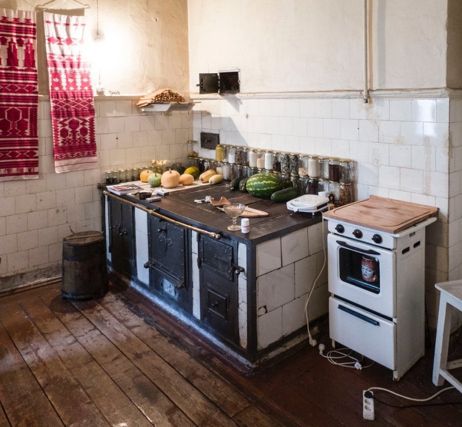 Старая кухня в коммуналке